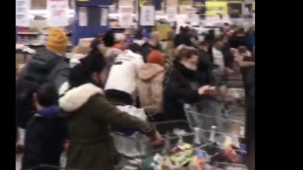 "Нежравшие весь год..." Очереди украинцев за новогодними покупками шокировали сеть (видео)