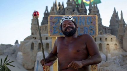 Король пляжа: этот бразилец уже 22 года живет в песчаном замке (Фото)