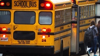 В США перевернулся школьный автобус: пострадали дети