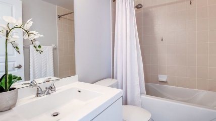 Маленькие ванны тоже могут быть удобными: как правильно использовать пространство