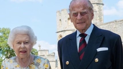 Королева Елизавета II и принц Филипп празднуют 73-ю годовщину семейной жизни: как они выглядели в день свадьбы