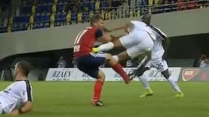 Двумя ногами в живот: брутальный фол в матче Лиги чемпионов (Видео)