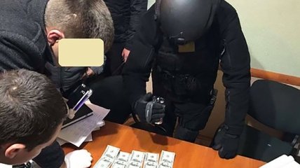 В Одессе и на Прикарпатье полицейских поймали на взятке
