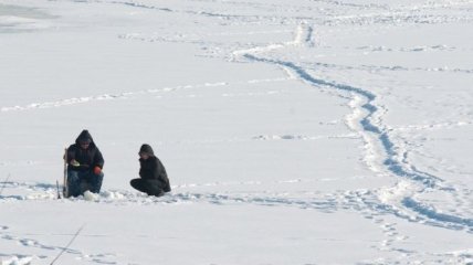9 рыбаков оказались на льдине, покрытой слоем воды