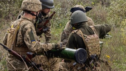 Украинские бойцы готовятся к атаке