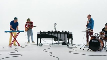 Робот ShimonЯкий вміє записувати та відтворювати музику відправляється в тур