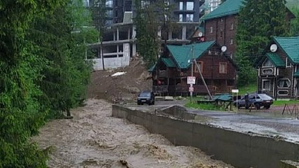 Мощный паводок затопил горнолыжный курорт Буковель: видео