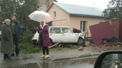 Во Львове автомобиль въехал в забор, водителя госпитализировали