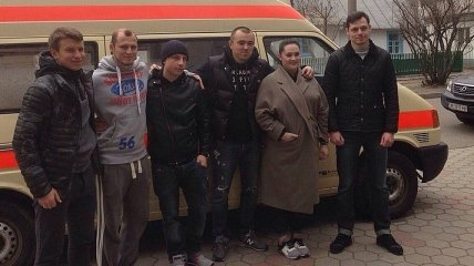 Игроки "Днепра" подарили машину скорой помощи военным АТО