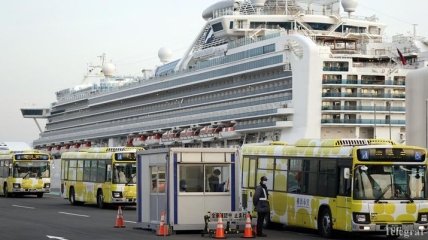 "Зараженный" лайнер у берегов Японии: Канада эвакуировала своих граждан
