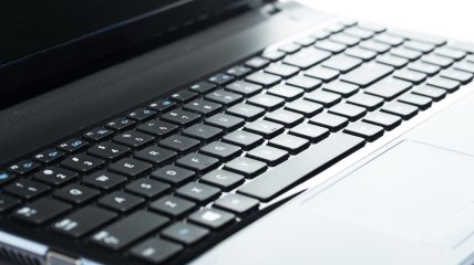 Як очистити клавіатуру ноутбука