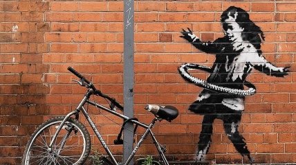Девочка с хула-хупом: Banksy представил свою новую работу (Фото)