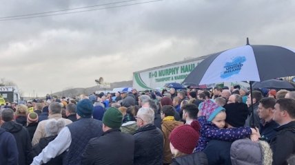 Сотни противников Brexit собрались на границе Ирландии