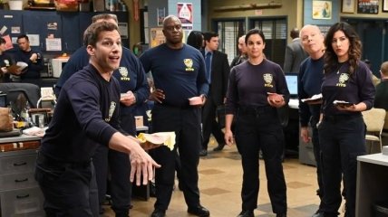 На фоне протестов в США: актер "Бруклин 9-9" рассказал о съемках 8 сезона полицейского сериала