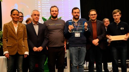 В центре с главным призом – Павел Куфтырев, слева от него – Валерий Гринев, справа – Алексей Малый и Роман Дегтярев