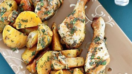 Рецепт дня: запеченные куриные ножки с картофелем и чесночным соусом