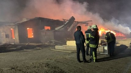 В Харькове ночью произошел масштабный пожар: появились фото