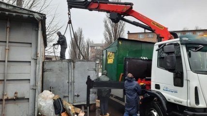 В Киеве демонтируют киоск с шаурмой