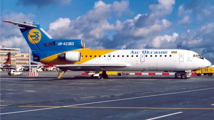 Як-42 авиакомпании Air Ukraine в аэропорту города Штутгарт. 1998 год