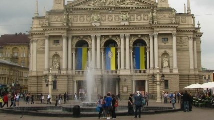 Суд Львова запретил проведение акций перед Оперным театром