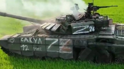 Горит российский танк