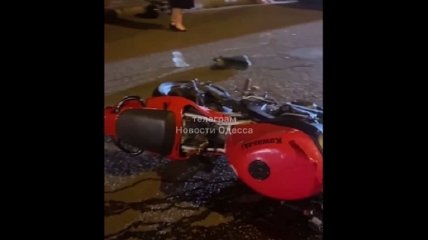 Мотоциклист сбил компанию людей на переходе в центре Одессы, есть пострадавший (фото, видео)