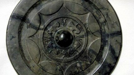 В Японии найдено уникальное бронзовое зеркало возрастом почти 2000 лет
