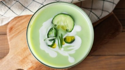 Холодный суп с огурцами и йогуртом без варки