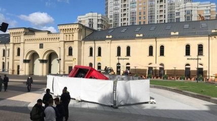 Провалившийся на Арсенальной площади грузовик