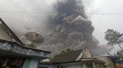 Над островом нависла стена вулканического пепла