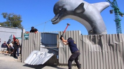 Как активисты ломали стройку дельфинария на одесском пляже Ланжерон (Видео)