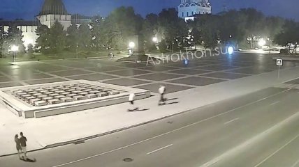 Не разминулись на пустой площади: самая странная авария с самокатчиками попала на видео