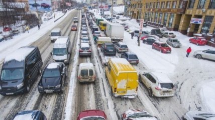 Киев парализовали пробки из-за сильного снегопада