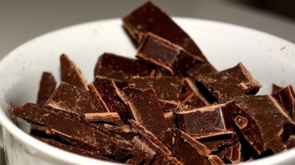 Все о черном шоколаде: полезные свойства сладости