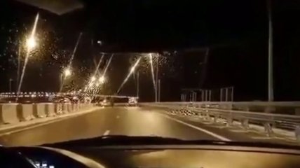 Сплошной каток: на Крымском мосту столкнулись восемь авто из-за гололеда (Видео)