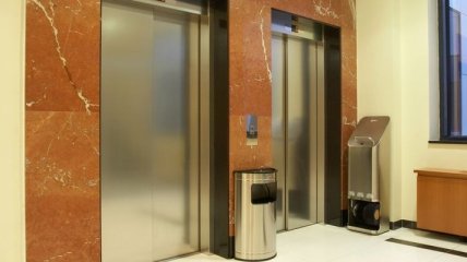 Мужчина застрял в лифте своего отеля на 4 дня