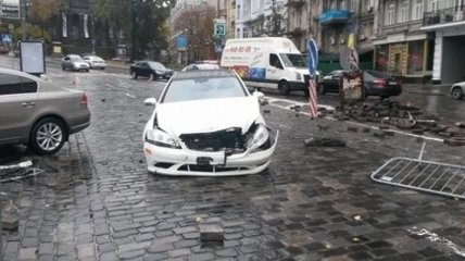 В Киеве Mercedes влетел в памятник герою Небесной сотни