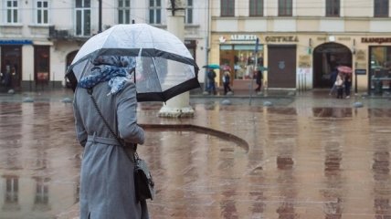 Жінка з парасолькою