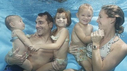 ФОТОтренд: подводная семья