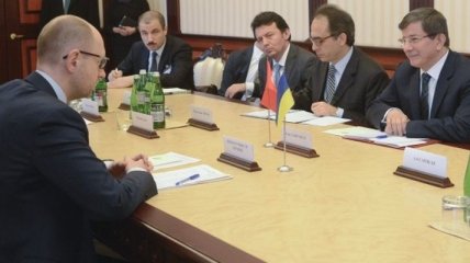 Яценюк обсудил с главой МИД Турции ситуацию в Крыму