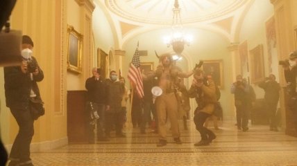 США на пороге гражданской войны: показательные видео из-под стен Капитолия