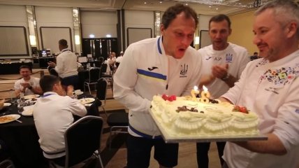 Перед матчем со Швецией сборную Украины накормили тортом (видео)