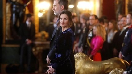 В синем бархате: королева Летиция в элегантном наряде в Мадриде (Фото)