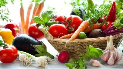Медики рассказали, как уберечься от нитратов в весенних овощах