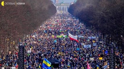 Люди у всьому світі об’єднуються проти російської агресії в Україну