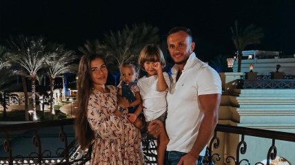 София Стужук с мужем Дмитрием и их детьми