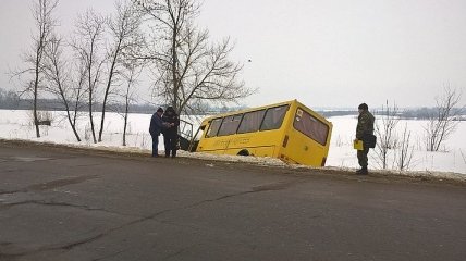 Под Сумами слетел с дороги школьный автобус 