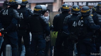 Во Франции предложили выдать премии полицейским, работающим во время протестов