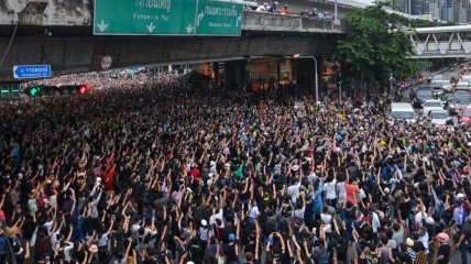 Предупреждения и задержания не помогли: протестующие в Таиланде вновь заняли улицы Бангкока 