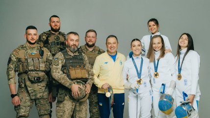 Украинские спортсмены снялись с военными для календаря